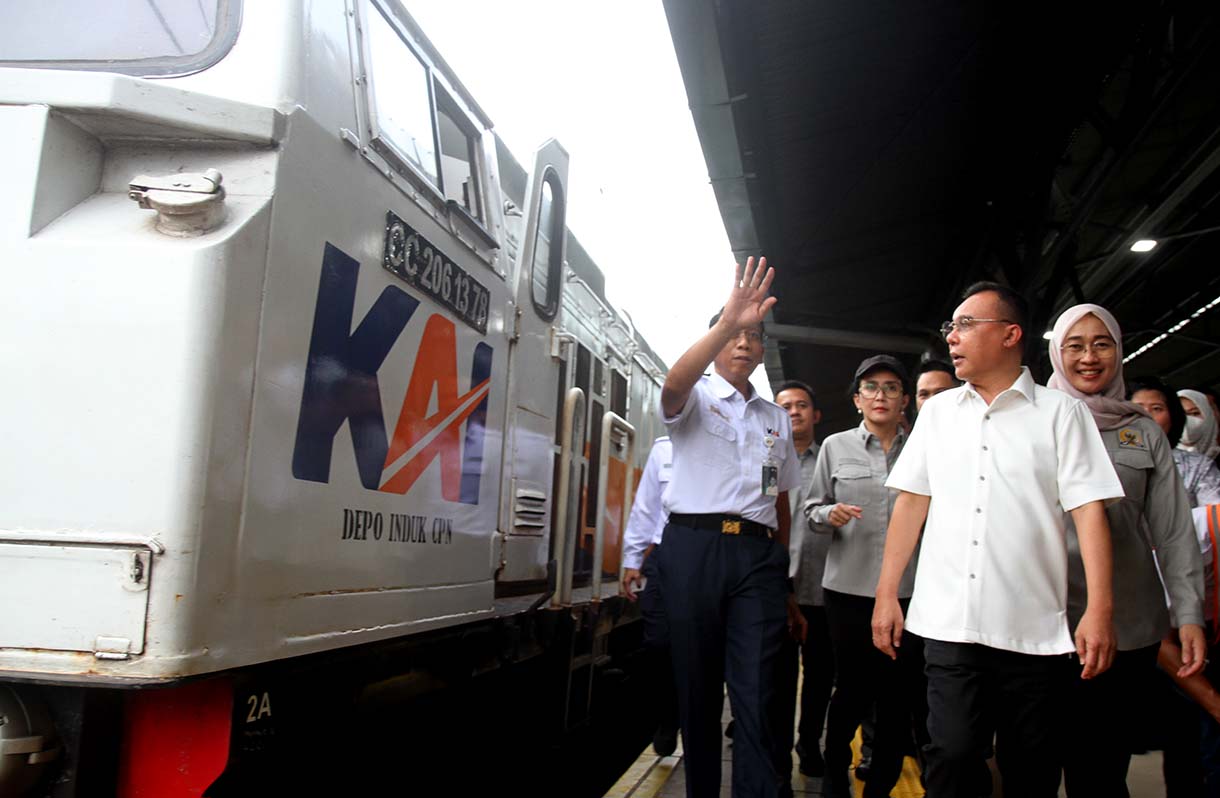 Wakil Ketua DPR Sufmi Dasco Ahmad (tengah) didampingi Direktur Utama PT Kereta Api Indonesia (Persero) Didiek Hartantyo (kiri) dan anggota Komisi VI DPR Rieke Diah Pitaloka (kiri) saat kunjungan ke Stasiun Pasar Senen, Jakarta, Senin (17/3/2025).  (Beritanasional.com/Oke Atmaja)