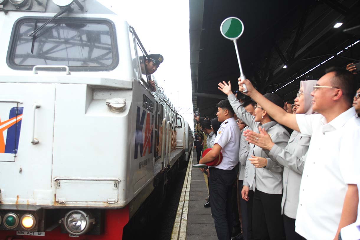 Wakil Ketua DPR Sufmi Dasco Ahmad (tengah) didampingi Direktur Utama PT Kereta Api Indonesia (Persero) Didiek Hartantyo (kiri) dan anggota Komisi VI DPR Rieke Diah Pitaloka (kiri) saat kunjungan ke Stasiun Pasar Senen, Jakarta, Senin (17/3/2025).  (Beritanasional.com/Oke Atmaja)