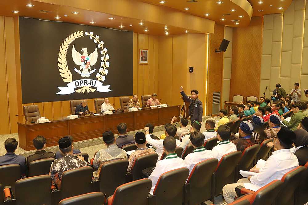Pimpinan DPR Terima Aspirasi Perwakilan Organisasi Kemahasiswaan Pimpinan DPR RI menerima sejumlah perwakilan mahasiswa dari 16 organisasi kemahasiswaan di Gedung Nusantara, Kompleks Parlemen, hari ini. DPR mengundang para mahasiswa untuk berdialog dan menerima aspirasi yang disampaikan terkait dengan aksi unjuk rasa yang digelar pada 25-31 Agustus 2025. (BeritaNasional/Elvis Sendouw)