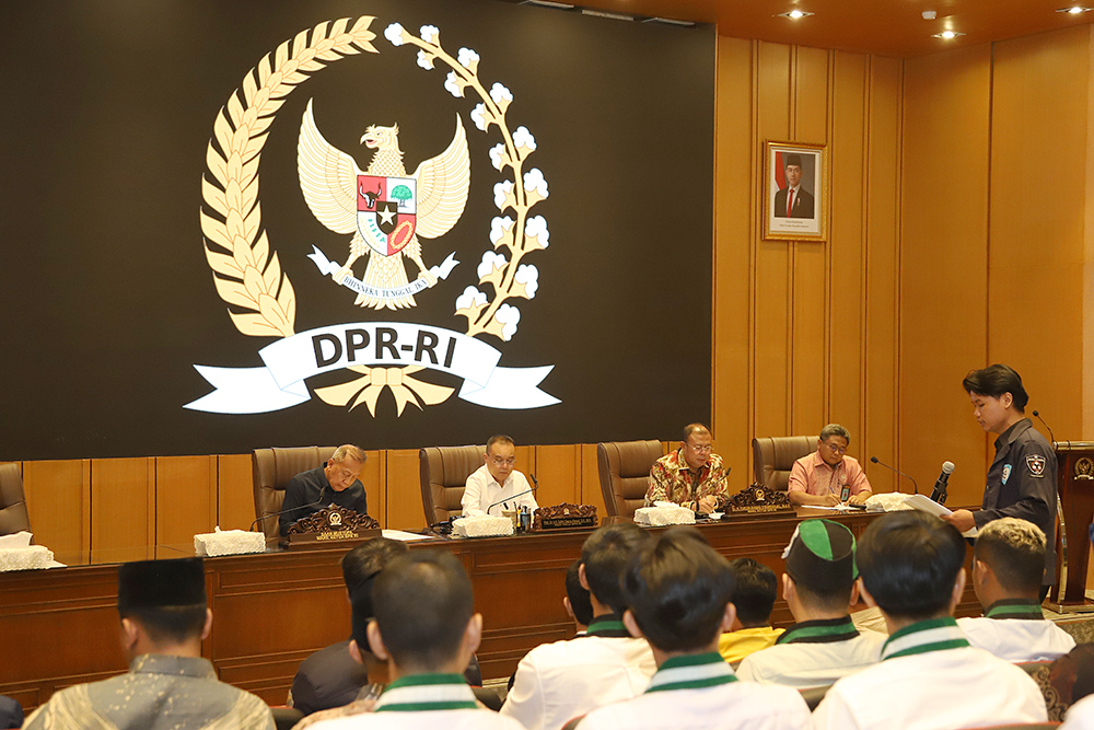 Pimpinan DPR Terima Aspirasi Perwakilan Organisasi Kemahasiswaan Pimpinan DPR RI menerima sejumlah perwakilan mahasiswa dari 16 organisasi kemahasiswaan di Gedung Nusantara, Kompleks Parlemen, hari ini. DPR mengundang para mahasiswa untuk berdialog dan menerima aspirasi yang disampaikan terkait dengan aksi unjuk rasa yang digelar pada 25-31 Agustus 2025. (BeritaNasional/Elvis Sendouw)