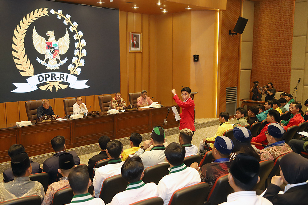 Pimpinan DPR Terima Aspirasi Perwakilan Organisasi Kemahasiswaan Pimpinan DPR RI menerima sejumlah perwakilan mahasiswa dari 16 organisasi kemahasiswaan di Gedung Nusantara, Kompleks Parlemen, hari ini. DPR mengundang para mahasiswa untuk berdialog dan menerima aspirasi yang disampaikan terkait dengan aksi unjuk rasa yang digelar pada 25-31 Agustus 2025. (BeritaNasional/Elvis Sendouw)