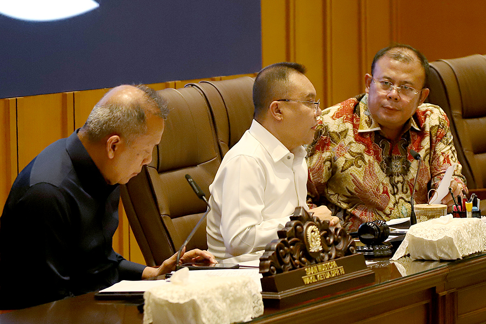 Pimpinan DPR Terima Aspirasi Perwakilan Organisasi Kemahasiswaan Pimpinan DPR RI menerima sejumlah perwakilan mahasiswa dari 16 organisasi kemahasiswaan di Gedung Nusantara, Kompleks Parlemen, hari ini. DPR mengundang para mahasiswa untuk berdialog dan menerima aspirasi yang disampaikan terkait dengan aksi unjuk rasa yang digelar pada 25-31 Agustus 2025. (BeritaNasional/Elvis Sendouw)