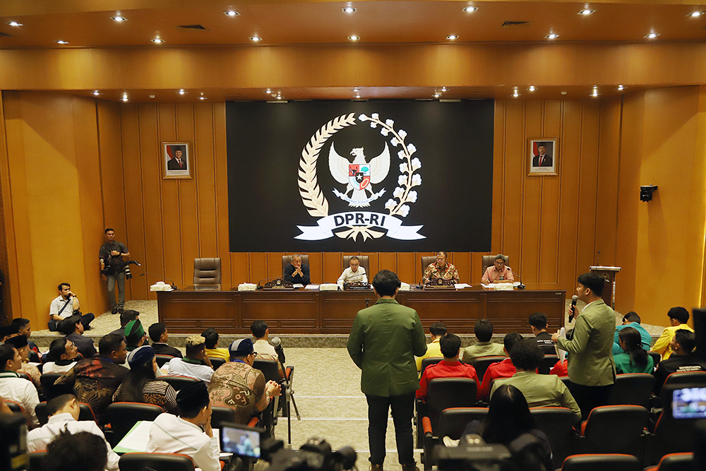 Pimpinan DPR Terima Aspirasi Perwakilan Organisasi Kemahasiswaan Pimpinan DPR RI menerima sejumlah perwakilan mahasiswa dari 16 organisasi kemahasiswaan di Gedung Nusantara, Kompleks Parlemen, hari ini. DPR mengundang para mahasiswa untuk berdialog dan menerima aspirasi yang disampaikan terkait dengan aksi unjuk rasa yang digelar pada 25-31 Agustus 2025. (BeritaNasional/Elvis Sendouw)