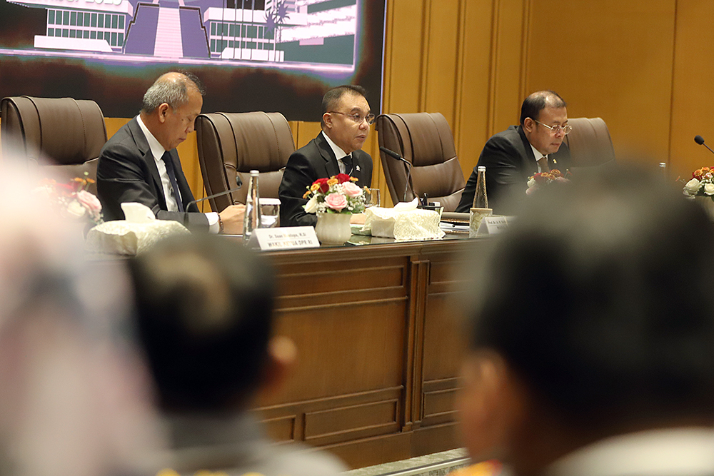 Pimpinan DPR menerima audiensi Asosiasi Kepala Desa Seluruh Indonesia (AKSI). (BeritaNasional/Elvis Sendouw)