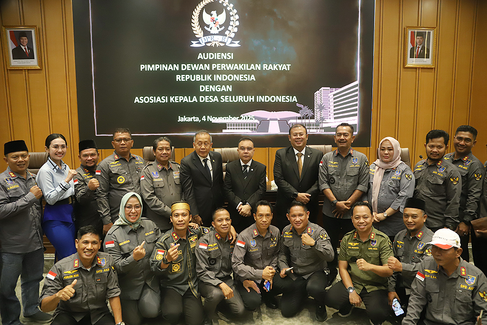Pimpinan DPR menerima audiensi Asosiasi Kepala Desa Seluruh Indonesia (AKSI). (BeritaNasional/Elvis Sendouw)