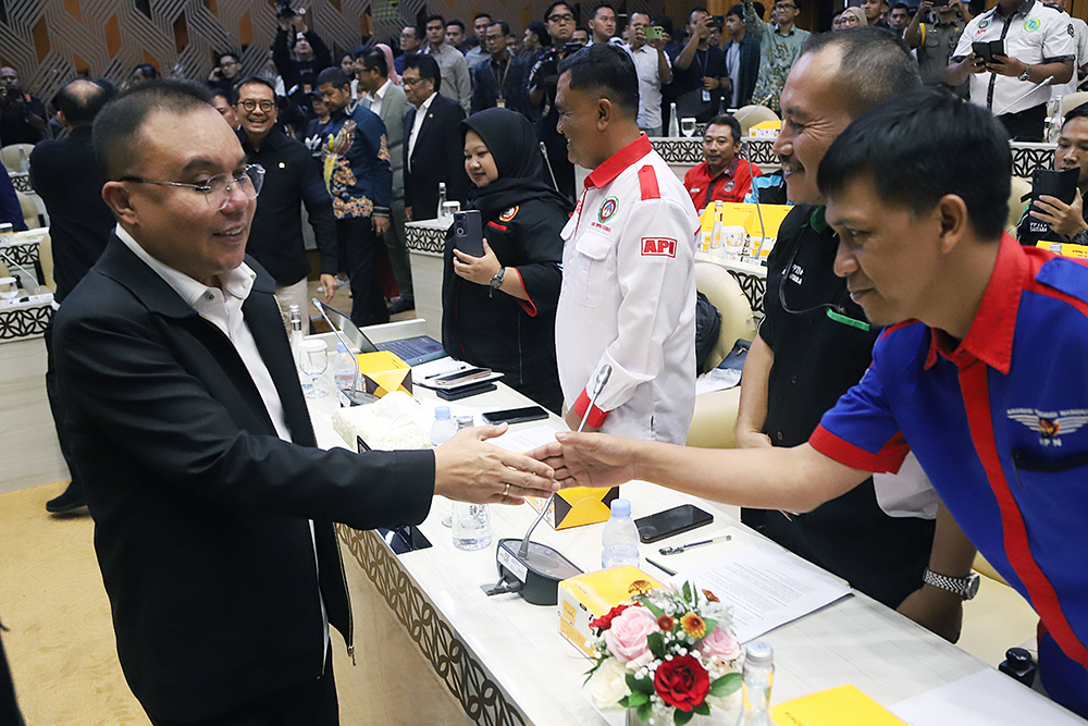Pimpinan DPR Terima Audiensi Asosiasi Pengemudi Independen dan Asosiasi Rumah Berdaya Pengemudi Indonesia Pimpinan DPR menerima Asosiasi Pengemudi Independen dan Asosiasi Rumah Berdaya Pengemudi Indonesia. (BeritaNasional/Elvis Sendouw)