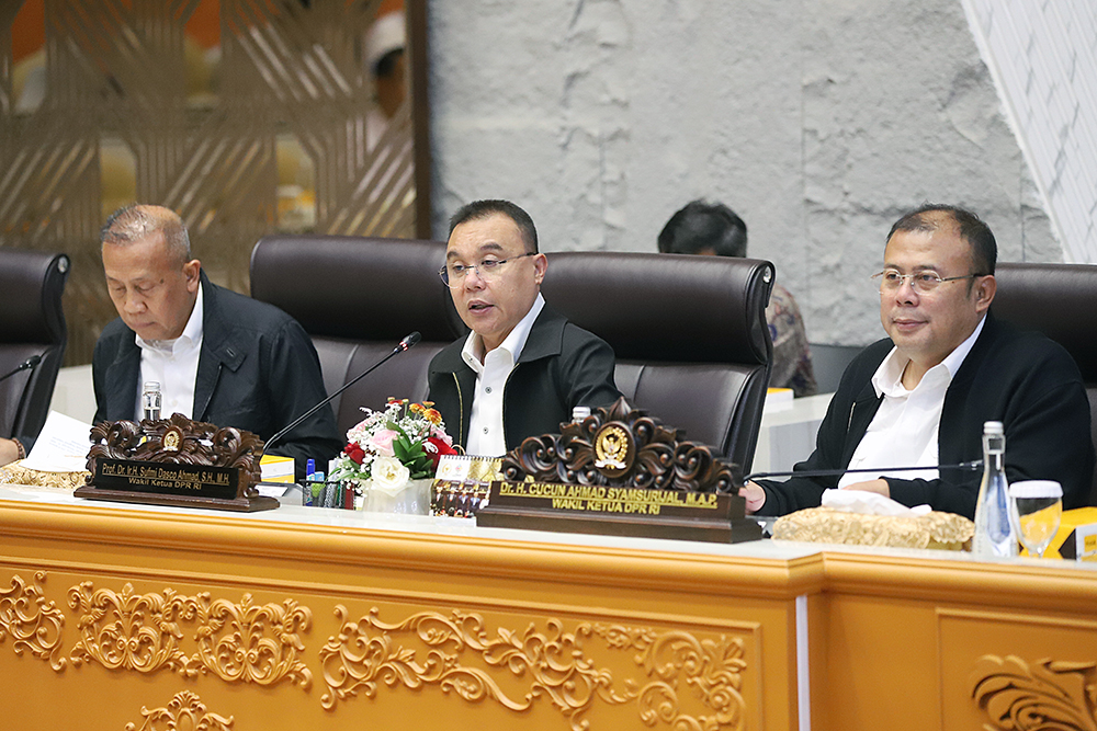 Pimpinan DPR Terima Audiensi Asosiasi Pengemudi Independen dan Asosiasi Rumah Berdaya Pengemudi Indonesia Pimpinan DPR menerima Asosiasi Pengemudi Independen dan Asosiasi Rumah Berdaya Pengemudi Indonesia. (BeritaNasional/Elvis Sendouw)