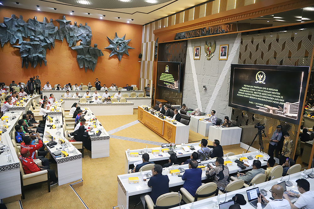 Pimpinan DPR Terima Audiensi Asosiasi Pengemudi Independen dan Asosiasi Rumah Berdaya Pengemudi Indonesia Pimpinan DPR menerima Asosiasi Pengemudi Independen dan Asosiasi Rumah Berdaya Pengemudi Indonesia. (BeritaNasional/Elvis Sendouw)
