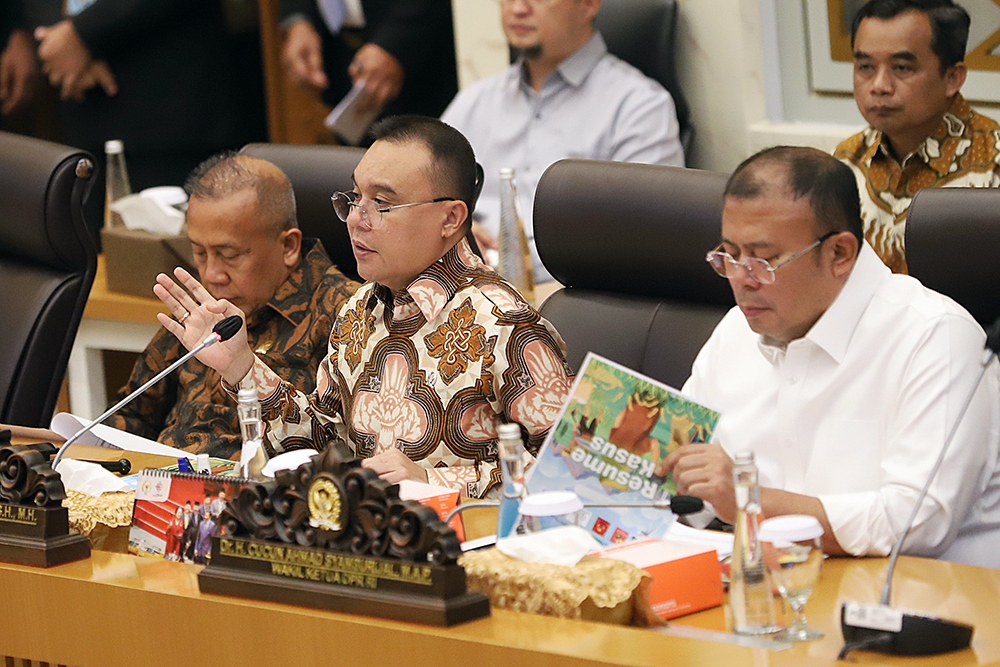 Wakil Ketua DPR RI Sufmi Dasco Ahmad, Wakil Ketua DPR RI Saan Mustopa, dan Wakil Ketua DPR RI Cucun Ahmad Syamsurijal menerima audiensi dengan Koalisi Nasional Reforma Agraria. (BeritaNasional/Elvis Sendouw)