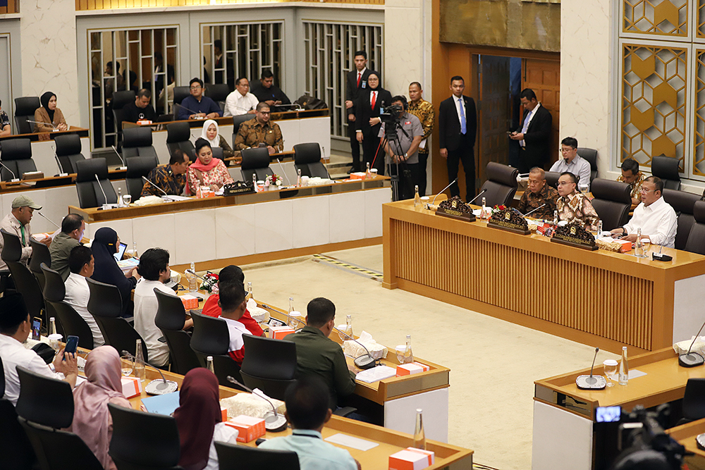 Wakil Ketua DPR RI Sufmi Dasco Ahmad, Wakil Ketua DPR RI Saan Mustopa, dan Wakil Ketua DPR RI Cucun Ahmad Syamsurijal menerima audiensi dengan Koalisi Nasional Reforma Agraria. (BeritaNasional/Elvis Sendouw)