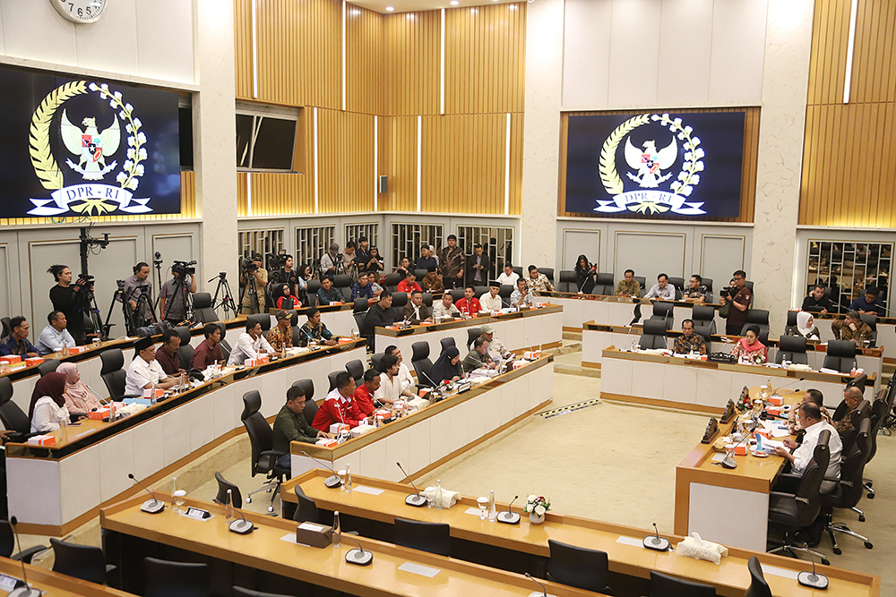 Wakil Ketua DPR RI Sufmi Dasco Ahmad, Wakil Ketua DPR RI Saan Mustopa, dan Wakil Ketua DPR RI Cucun Ahmad Syamsurijal menerima audiensi dengan Koalisi Nasional Reforma Agraria. (BeritaNasional/Elvis Sendouw)