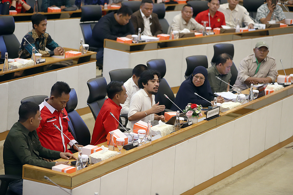 Wakil Ketua DPR RI Sufmi Dasco Ahmad, Wakil Ketua DPR RI Saan Mustopa, dan Wakil Ketua DPR RI Cucun Ahmad Syamsurijal menerima audiensi dengan Koalisi Nasional Reforma Agraria. (BeritaNasional/Elvis Sendouw)