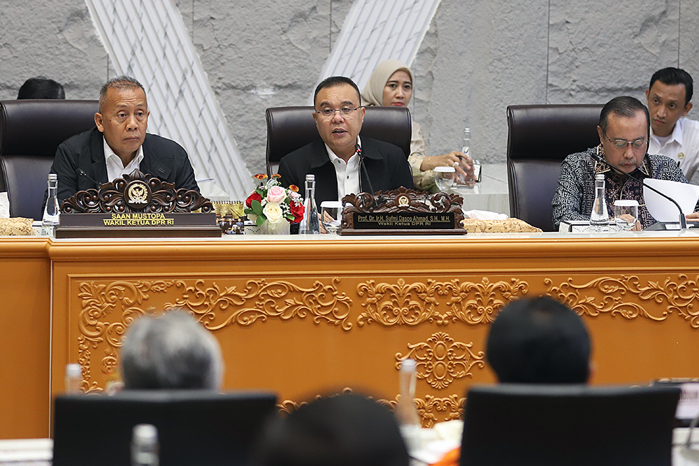 Pimpinan DPR terima perwakilan Presidium Koalisi Serikat Pekerja Buruh–Partai Buruh (KSP-PB) di ruang rapat Komisi V, Nusantara, Kompleks Parlemen, Senayan, Jakarta. (BeritaNasional/Elvis Sendouw)