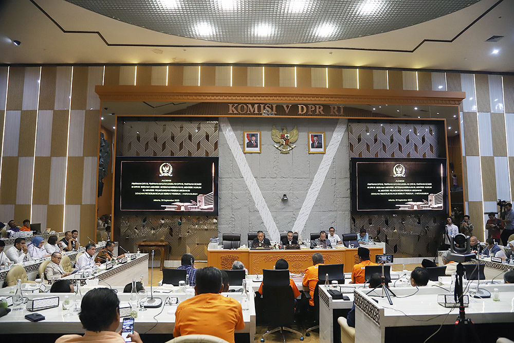 Pimpinan DPR terima perwakilan Presidium Koalisi Serikat Pekerja Buruh–Partai Buruh (KSP-PB) di ruang rapat Komisi V, Nusantara, Kompleks Parlemen, Senayan, Jakarta. (BeritaNasional/Elvis Sendouw)