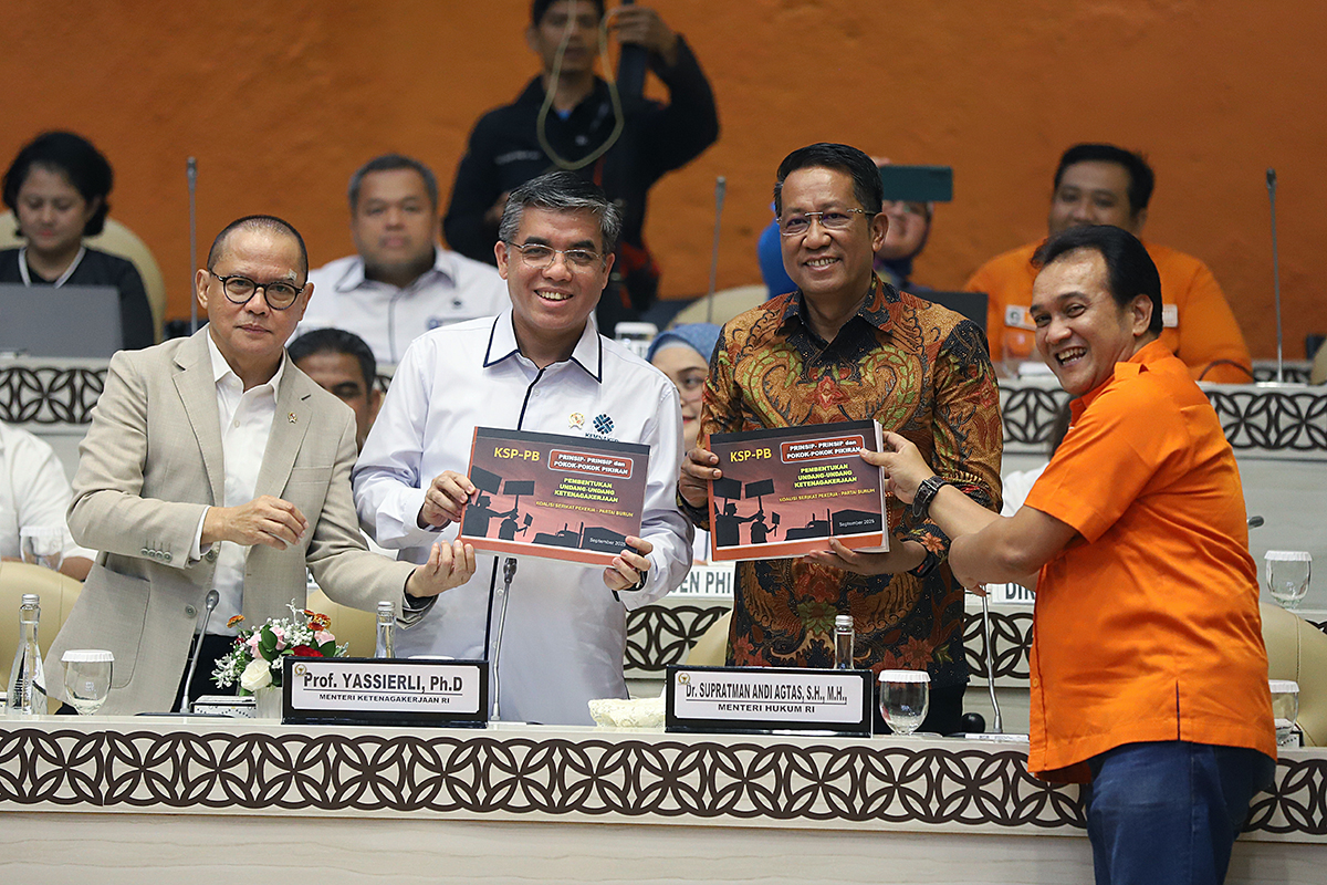 Pimpinan DPR terima perwakilan Presidium Koalisi Serikat Pekerja Buruh–Partai Buruh (KSP-PB) di ruang rapat Komisi V, Nusantara, Kompleks Parlemen, Senayan, Jakarta. (BeritaNasional/Elvis Sendouw)