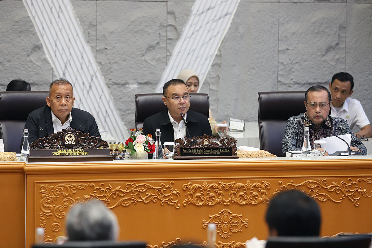 Pimpinan DPR terima perwakilan Presidium Koalisi Serikat Pekerja Buruh–Partai Buruh (KSP-PB) di ruang rapat Komisi V, Nusantara, Kompleks Parlemen, Senayan, Jakarta. (BeritaNasional/Elvis Sendouw)