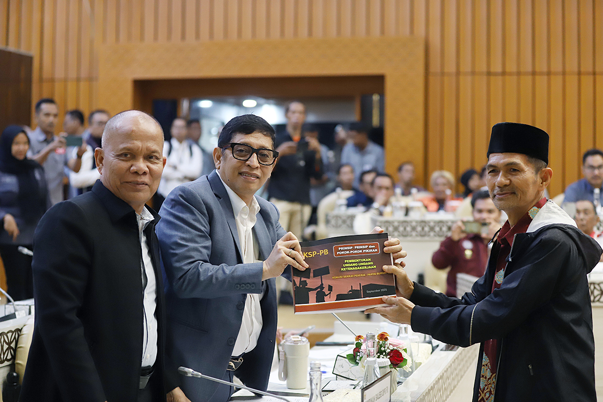 Pimpinan DPR terima perwakilan Presidium Koalisi Serikat Pekerja Buruh–Partai Buruh (KSP-PB) di ruang rapat Komisi V, Nusantara, Kompleks Parlemen, Senayan, Jakarta. (BeritaNasional/Elvis Sendouw)