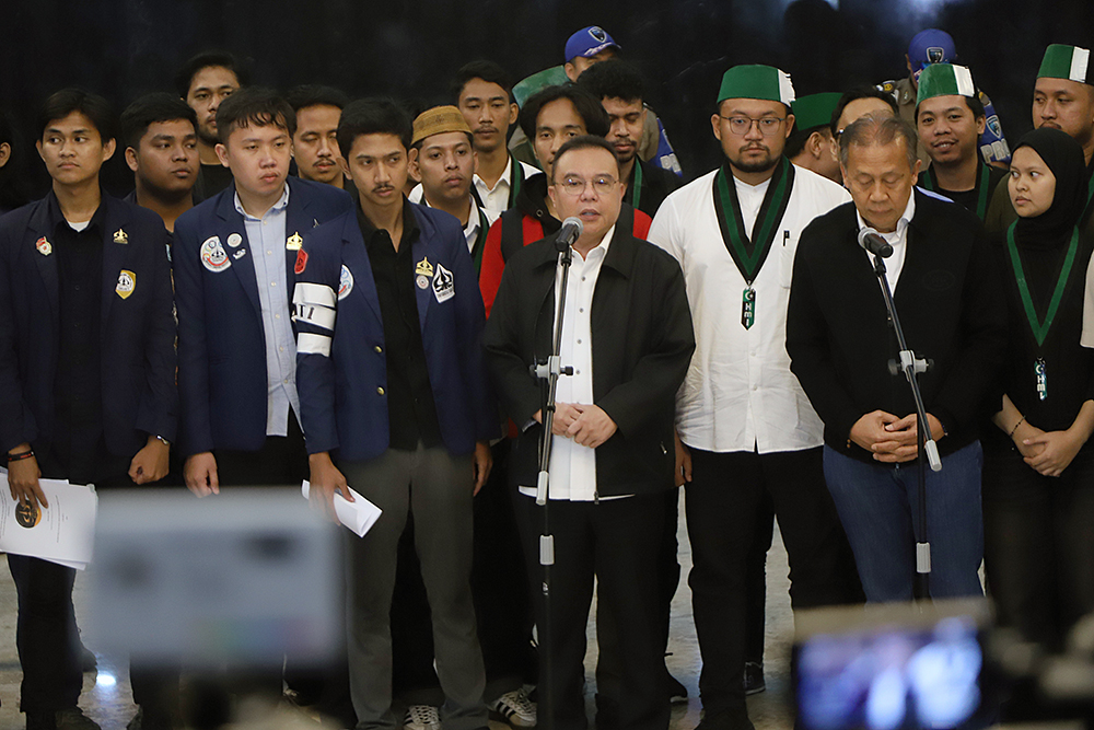 Pimpinan DPR RI terima massa aksi elemen mahasiswa di ruang  Abdul Muis, Nusantara, Kompleks Parlemen, Jakarta, Jumat (19/6/2026). (BeritaNasional/Elvis Sendouw)