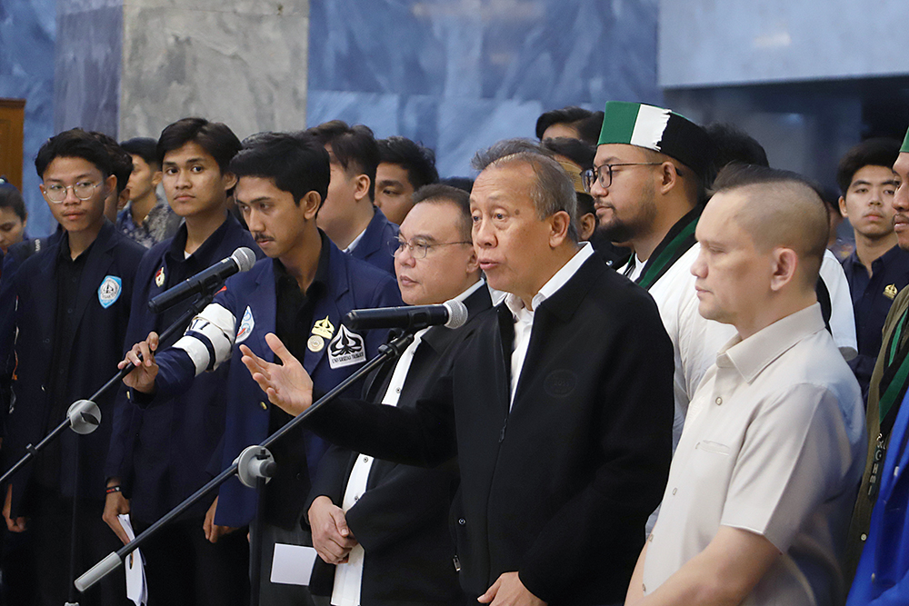 Pimpinan DPR RI terima massa aksi elemen mahasiswa di ruang  Abdul Muis, Nusantara, Kompleks Parlemen, Jakarta, Jumat (19/6/2026). (BeritaNasional/Elvis Sendouw)