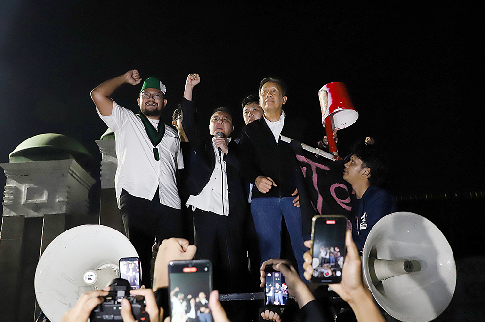 Pimpinan DPR RI terima massa aksi elemen mahasiswa di ruang  Abdul Muis, Nusantara, Kompleks Parlemen, Jakarta, Jumat (19/6/2026). (BeritaNasional/Elvis Sendouw)