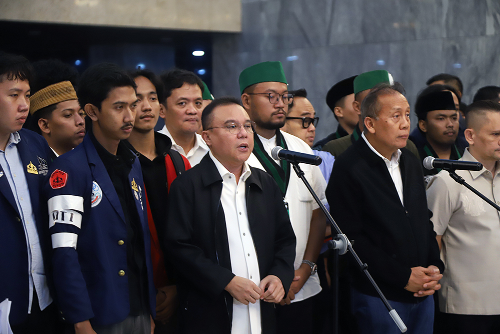 Pimpinan DPR RI terima massa aksi elemen mahasiswa di ruang  Abdul Muis, Nusantara, Kompleks Parlemen, Jakarta, Jumat (19/6/2026). (BeritaNasional/Elvis Sendouw)