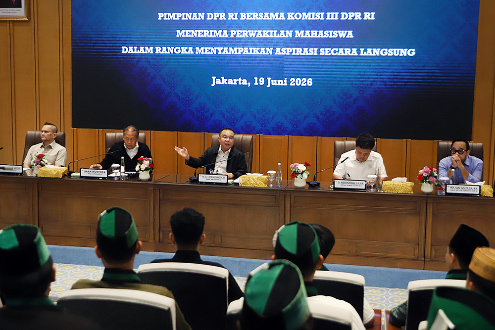 Pimpinan DPR RI terima massa aksi elemen mahasiswa di ruang  Abdul Muis, Nusantara, Kompleks Parlemen, Jakarta, Jumat (19/6/2026). (BeritaNasional/Elvis Sendouw)