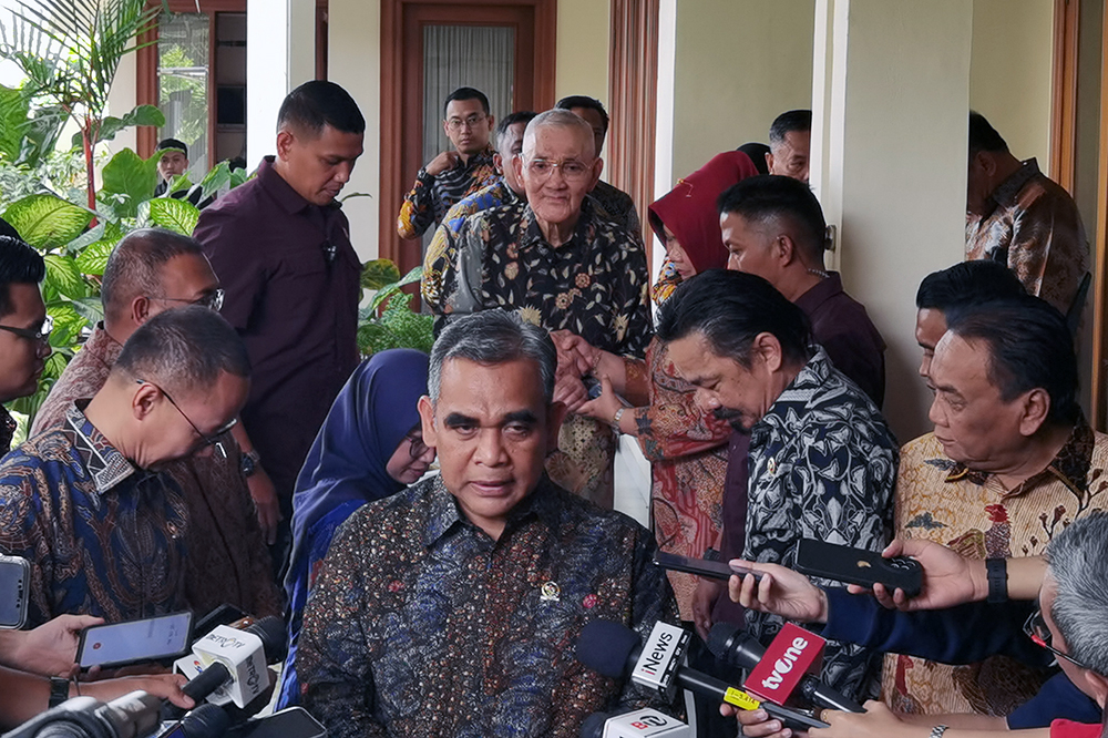 Ketua MPR RI Ahmad Muzani memberikan keterangan kepada wartawan saat kunjungan ke kediaman  Wakil Presiden ke-6 Jenderal TNI (Purn) H Try Sutrisno. (BeritaNasional/Elvis Sendouw)Pimp