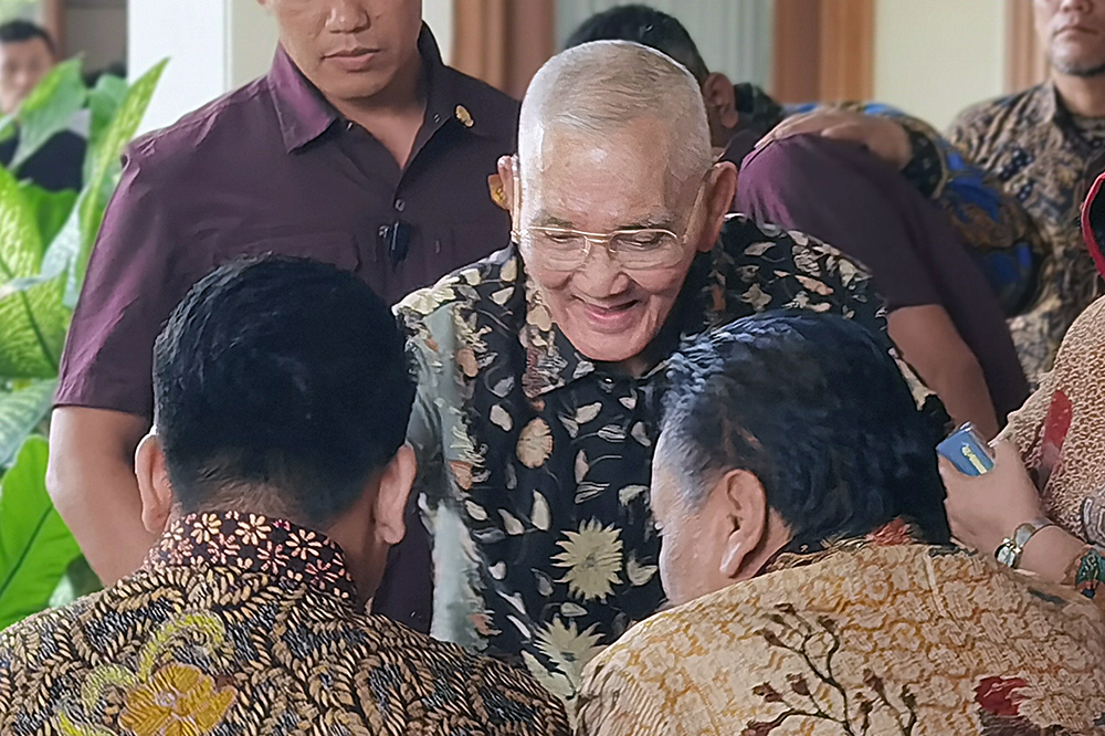 Ketua MPR RI Ahmad Muzani memberikan keterangan kepada wartawan saat kunjungan ke kediaman  Wakil Presiden ke-6 Jenderal TNI (Purn) H Try Sutrisno. (BeritaNasional/Elvis Sendouw)Pimp