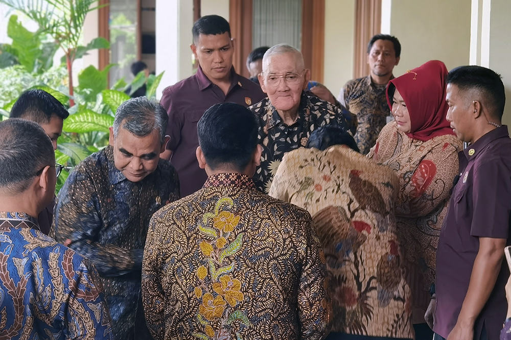 Ketua MPR RI Ahmad Muzani memberikan keterangan kepada wartawan saat kunjungan ke kediaman  Wakil Presiden ke-6 Jenderal TNI (Purn) H Try Sutrisno. (BeritaNasional/Elvis Sendouw)Pimp