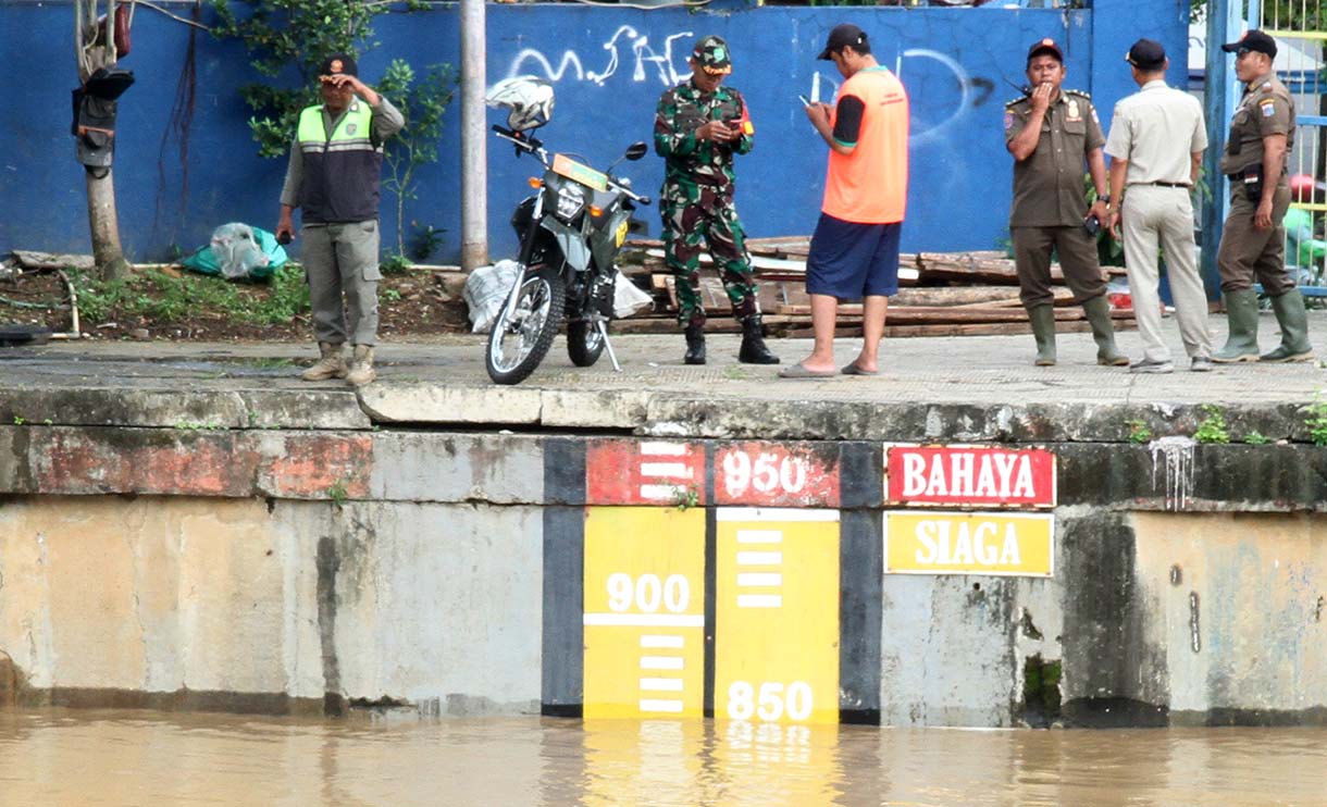 Sejumlah alat berat disiapkan guna mengangkut sampah di Pintu Air Manggarai, Jakarta, Rabu (5/3/2025). (Beritanasional.com/Oke Atmaja)