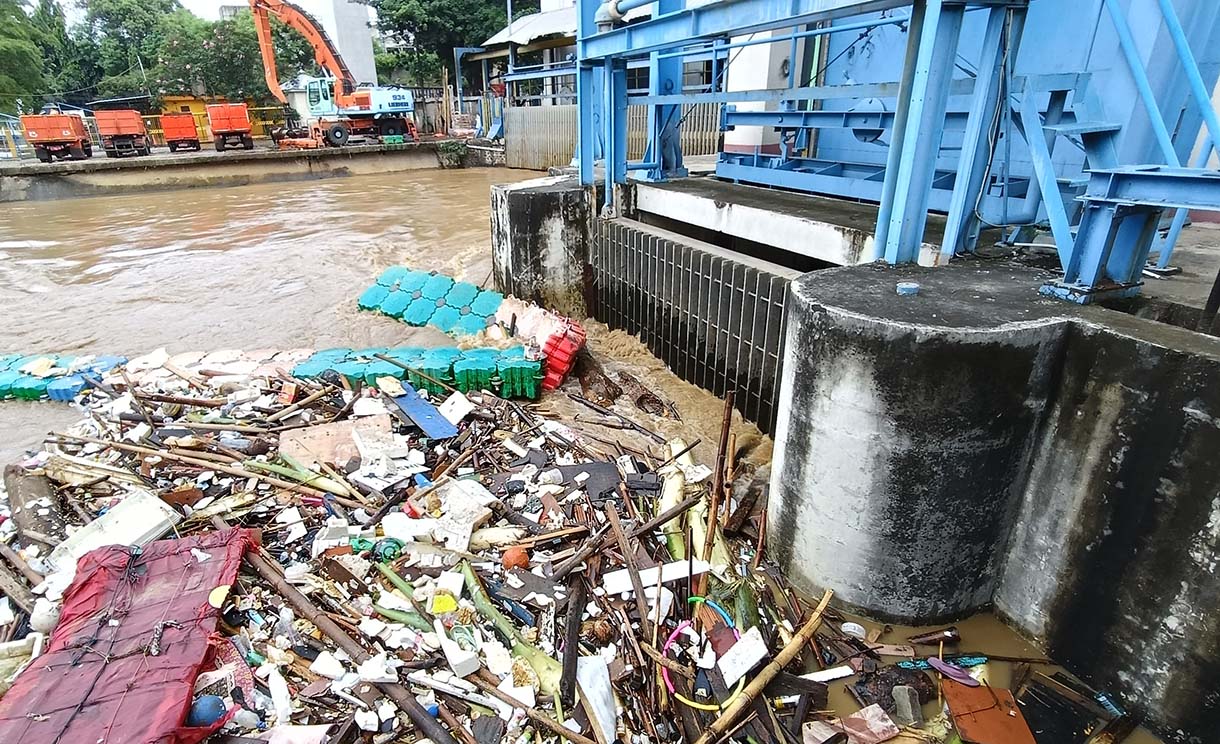 Sejumlah alat berat disiapkan guna mengangkut sampah di Pintu Air Manggarai, Jakarta, Rabu (5/3/2025). (Beritanasional.com/Oke Atmaja)