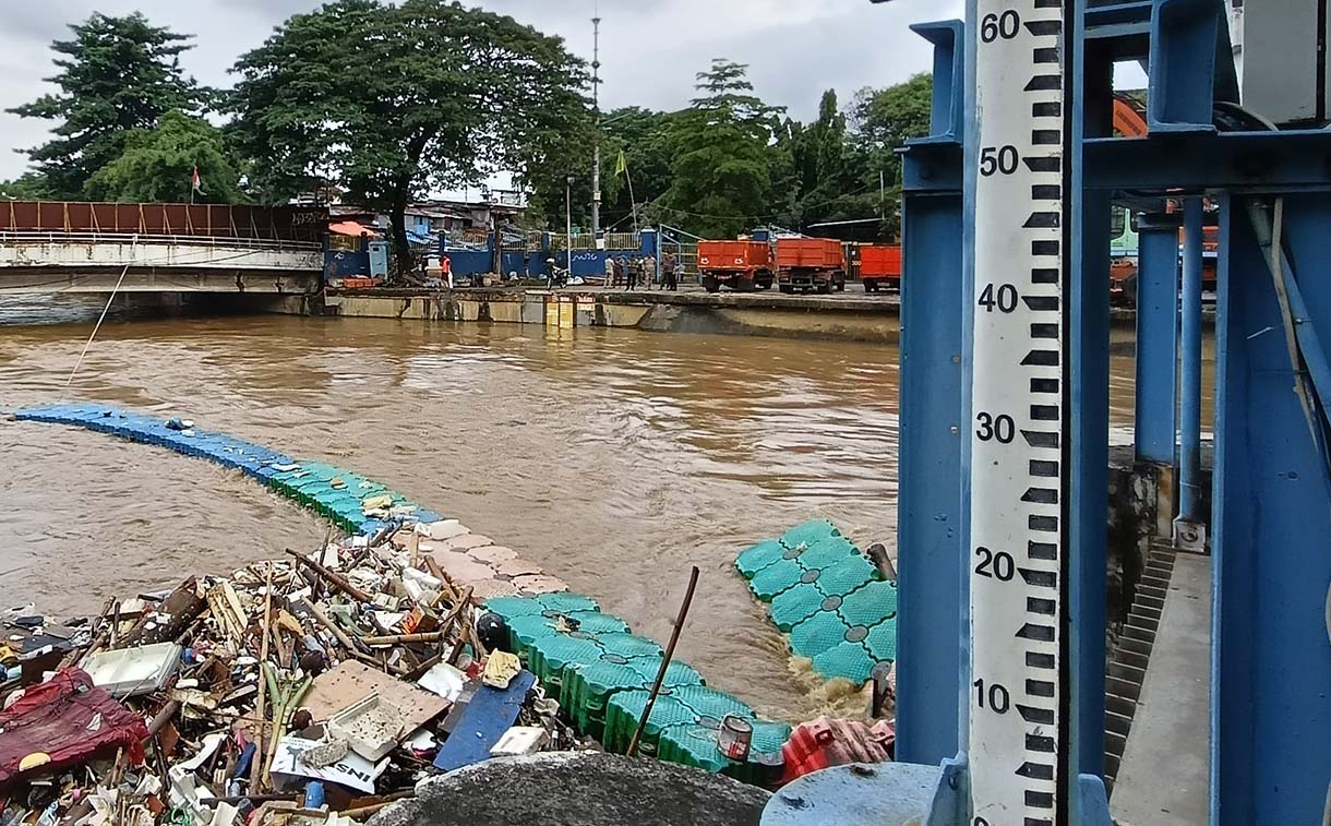 Sejumlah alat berat disiapkan guna mengangkut sampah di Pintu Air Manggarai, Jakarta, Rabu (5/3/2025). (Beritanasional.com/Oke Atmaja)