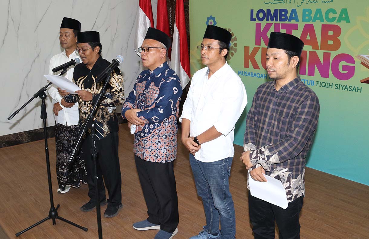 Direktur Forum Percepatan Transformasi Pesantren (FPTP) KH Saifullah Maksum (ketiga kiri) didampingi Tim FPTP menyampaikan konferensi pers  Lomba Baca Kitab Kuning di DPP PKB, Jakarta, Rabu (15/10/2025).  (Beritanasional.com/Oke Atmaja)