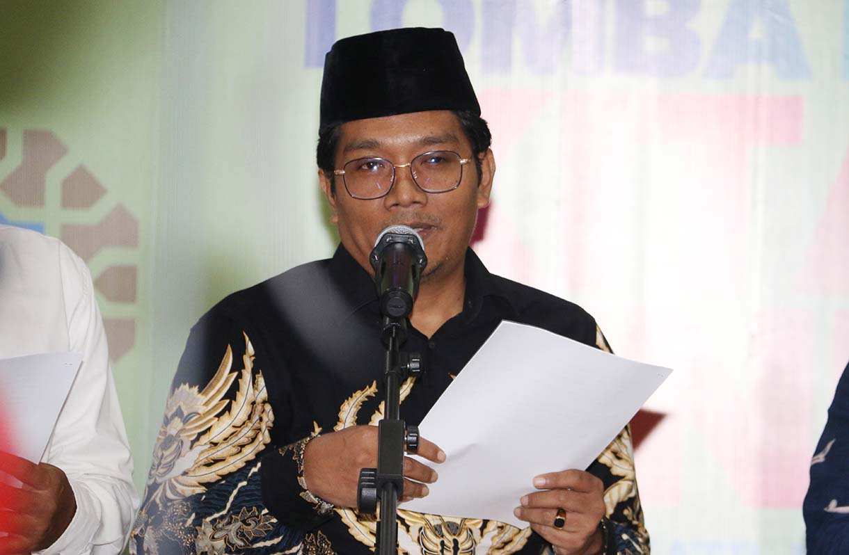 Direktur Forum Percepatan Transformasi Pesantren (FPTP) KH Saifullah Maksum (ketiga kiri) didampingi Tim FPTP menyampaikan konferensi pers  Lomba Baca Kitab Kuning di DPP PKB, Jakarta, Rabu (15/10/2025).  (Beritanasional.com/Oke Atmaja)