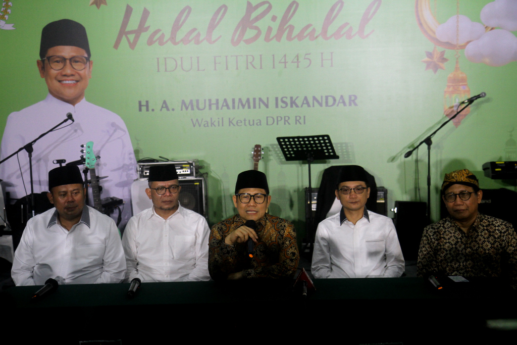 Ketua Umum PKB Muhaimin Iskandar bersama Pengurus DPP PKB memberikan keterangan terkait persiapan PKB jelang Pilkada 2024 di Jakarta, Sabtu (20/4/2024).  (BeritaNasional.com/Oke Atmaja)