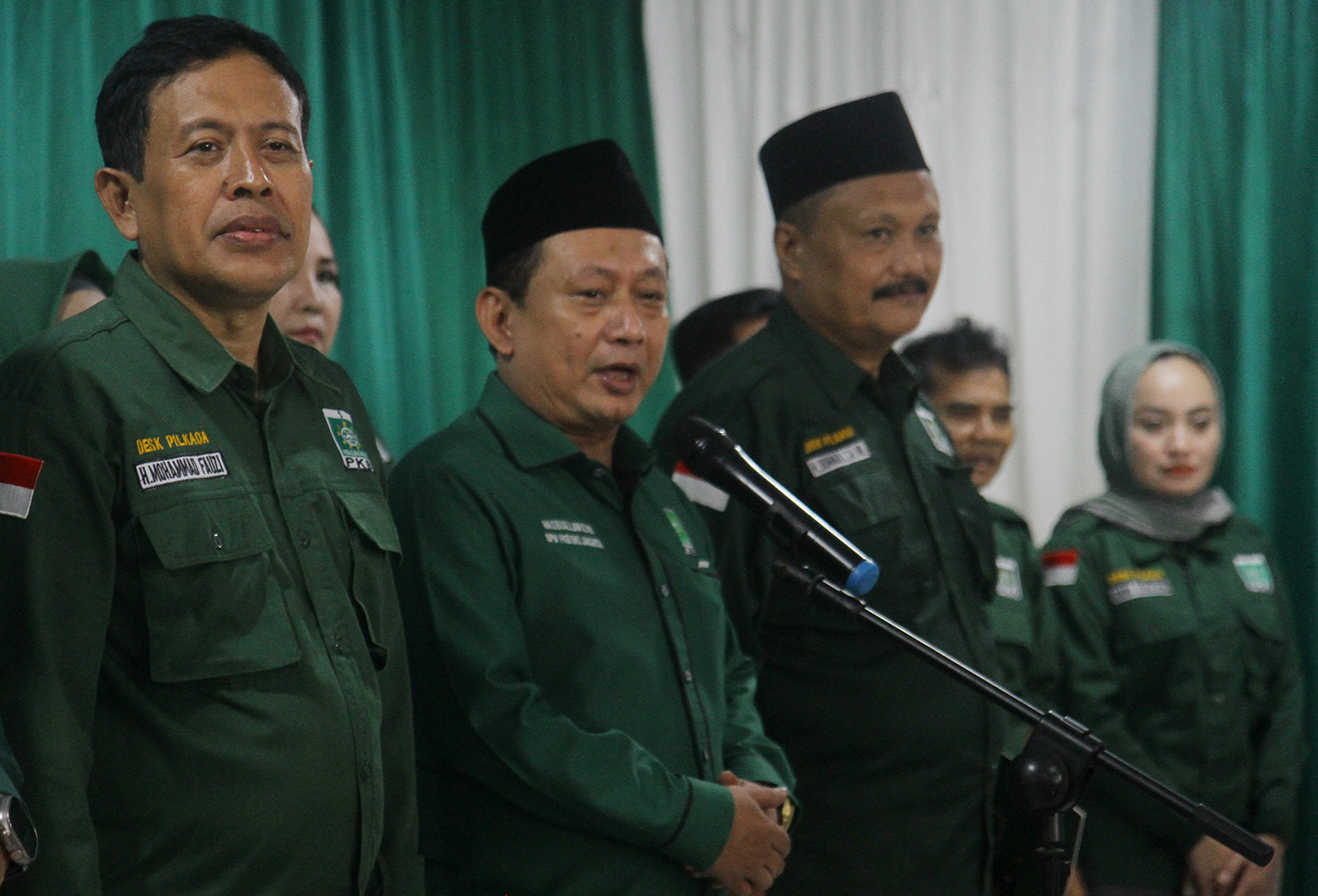 Ketua DPW PKB Jakarta, Hasbiallah Ilyas (kiri) menyampaikan rekomendasi dari partainya terkait Pemilihan Gubernur dan Wakil Gubernur DKI Jakarta 2024 di Kantor DPW PKB DKI Jakarta, Rabu (12/6/2024).(BeritaNasional.Com/Oke Atmaja)