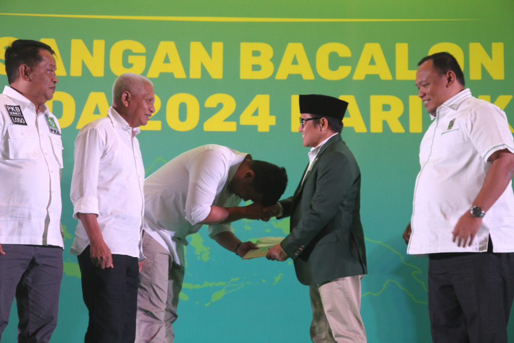 Ketua Umum PKB Muhaimin Iskandar memberikan surat rekomendasi B.1 KWK kepada Walikota Medan Bobby Nasution dan Bupati Asahan Surya  untuk  Maju sebagai Cagub dan Cawagub Sumut Pilkada 2024, di Jakarta, Minggu (18/8/2024).  (BeritaNasional.com/Okeatmaja)