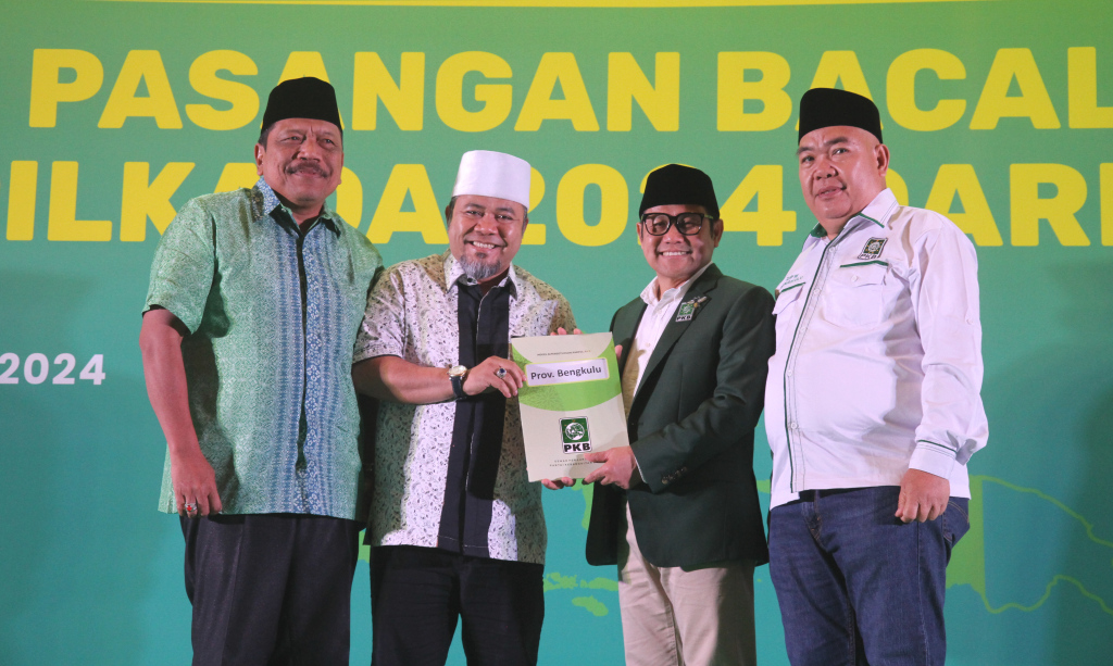 Ketua Umum PKB Muhaimin Iskandar memberikan surat rekomendasi B.1 KWK kepada Walikota Medan Bobby Nasution dan Bupati Asahan Surya  untuk  Maju sebagai Cagub dan Cawagub Sumut Pilkada 2024, di Jakarta, Minggu (18/8/2024).  (BeritaNasional.com/Okeatmaja)