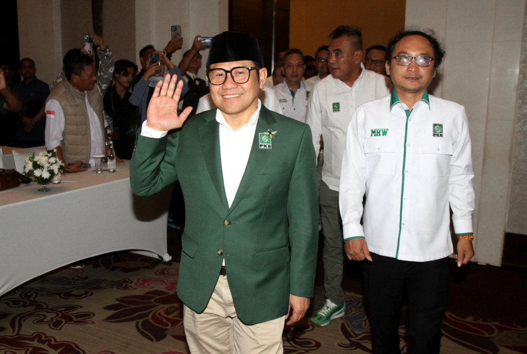 Ketua Umum PKB Muhaimin Iskandar memberikan surat rekomendasi B.1 KWK kepada Walikota Medan Bobby Nasution dan Bupati Asahan Surya  untuk  Maju sebagai Cagub dan Cawagub Sumut Pilkada 2024, di Jakarta, Minggu (18/8/2024).  (BeritaNasional.com/Okeatmaja)