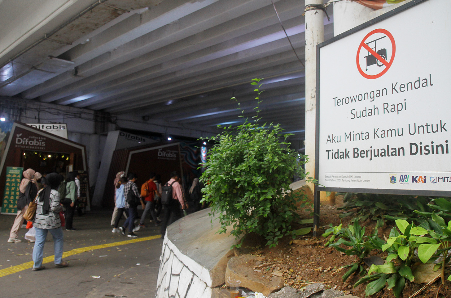 Pejalan kaki melintas Terwongan Kendal penghubung Stasiun KRL Sudirman dengan Stasiun MRT Dukuh Atas, Jakarta, Selasa (14/5/2024). (BeritaNasional.com/Oke Atmaja)