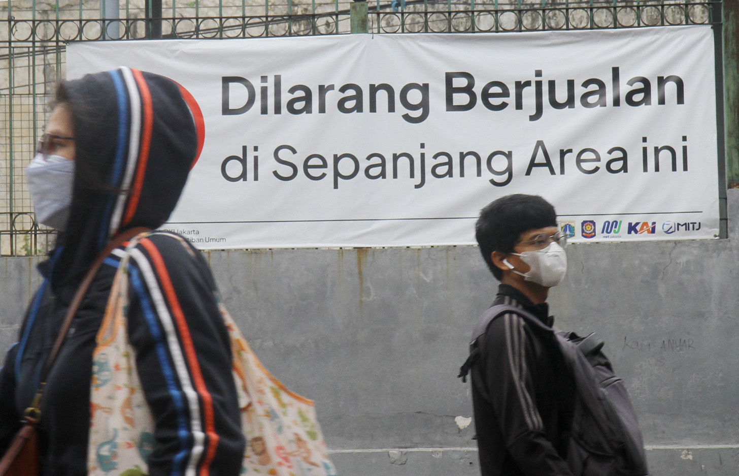 Pejalan kaki melintas Terwongan Kendal penghubung Stasiun KRL Sudirman dengan Stasiun MRT Dukuh Atas, Jakarta, Selasa (14/5/2024). (BeritaNasional.com/Oke Atmaja)