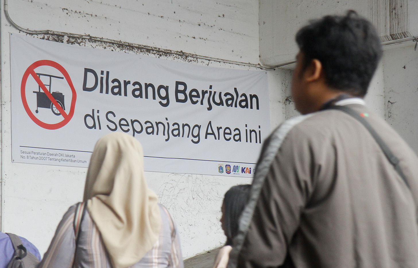 Pejalan kaki melintas Terwongan Kendal penghubung Stasiun KRL Sudirman dengan Stasiun MRT Dukuh Atas, Jakarta, Selasa (14/5/2024). (BeritaNasional.com/Oke Atmaja)