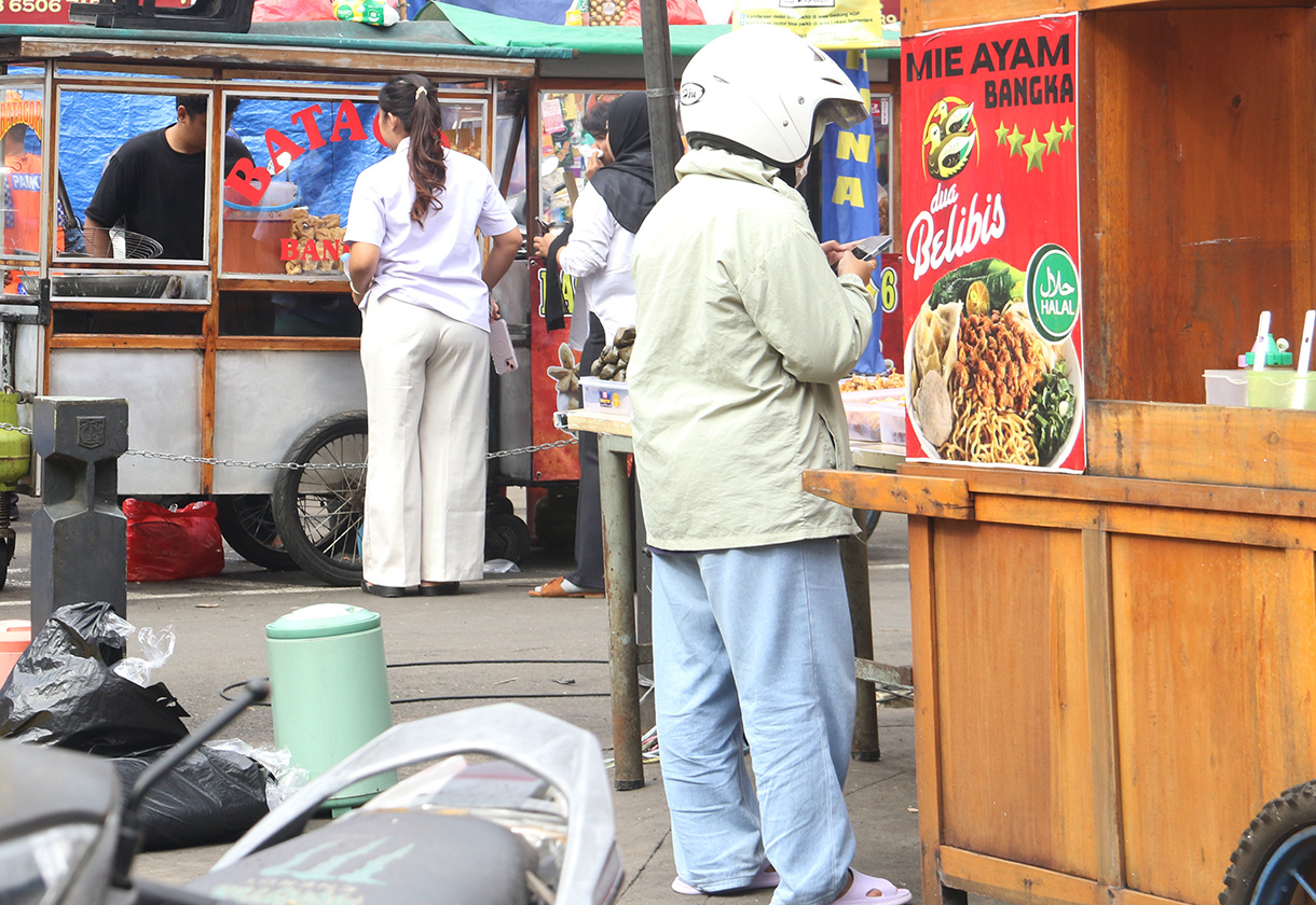 Warga berjalan ditengah lapak pedagang kaki lima (PKL) di trotoar Cikini, Jakarta, Senin (23/2/2026). (Beritanasional.com/Oke Atmaja)
