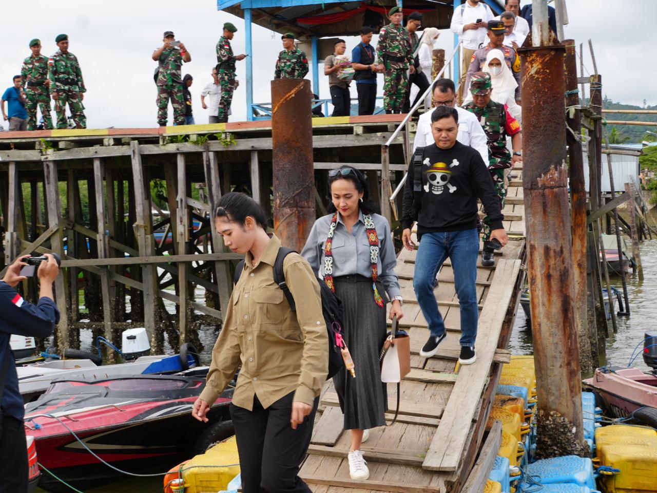 PLBN Sebatik Jadi Kunci Pengawasan Perbatasan, Wamen Christina Dorong Segera Dibuka Wamen Christina Aryan meninjau PLBN Sebatik di Kabupaten Nunukan, Kalimantan Utara (BeritaNasional/Elvis Sendouw/HO Hms P2MI)