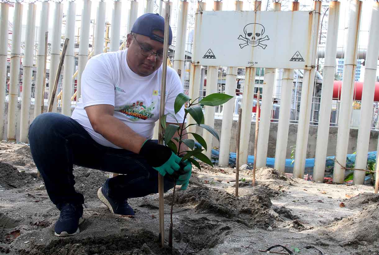 General Manager PLN Indonesia Power UBP Priok, Buyung Arianto menanam manggrove di kawasan pesisir Tanjung Priok, Jakarta, Jumat (13/6/2025).(Beritanasional.com/Oke Atmaja)