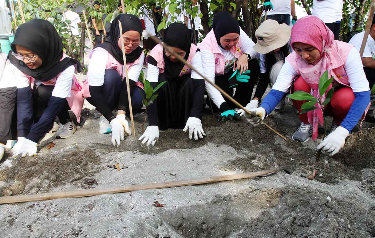General Manager PLN Indonesia Power UBP Priok, Buyung Arianto menanam manggrove di kawasan pesisir Tanjung Priok, Jakarta, Jumat (13/6/2025).(Beritanasional.com/Oke Atmaja)