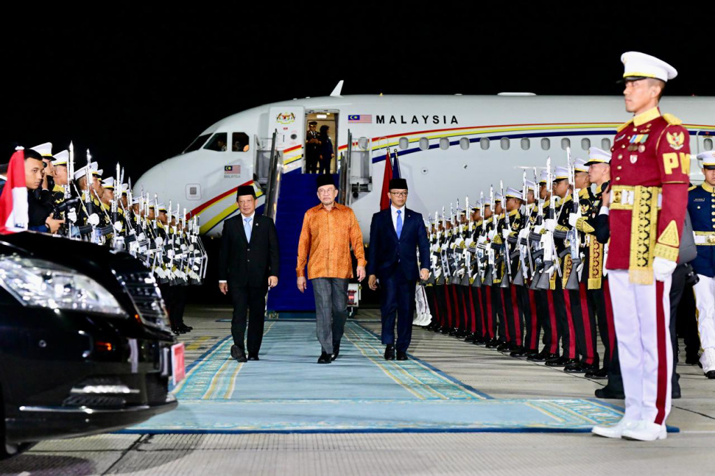 Perdana Menteri Malaysia Anwar Ibrahim (tengah) tiba di Lanud Halim Perdanakusuma, Jakarta, Senin (28/7/2025).  (Beritanasional.com/ Biro Pers)
