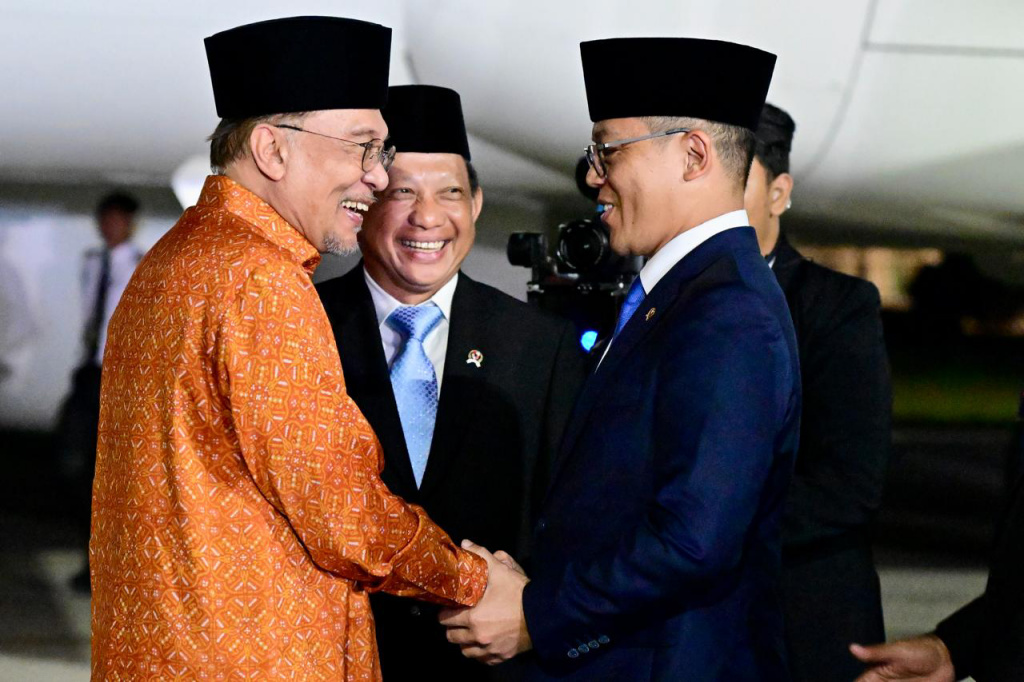 PM Malaysia Anwar Ibrahim tiba di Indonesia Perdana Menteri Malaysia Anwar Ibrahim (tengah) didampingi Mendagri Tito Karnavian (kiri) dan Menlu Sugiono (kanan) berjalan saat tiba di Lanud Halim Perdanakusuma, Jakarta, Senin (28/7/2025). (Beritanasional.com/ Biro Pers)
