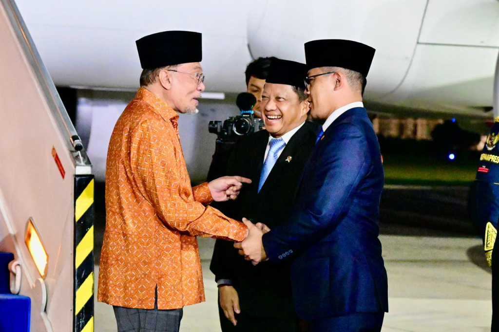 PM Malaysia Anwar Ibrahim tiba di Indonesia Perdana Menteri Malaysia Anwar Ibrahim (tengah) didampingi Mendagri Tito Karnavian (kiri) dan Menlu Sugiono (kanan) berjalan saat tiba di Lanud Halim Perdanakusuma, Jakarta, Senin (28/7/2025). (Beritanasional.com/ Biro Pers)