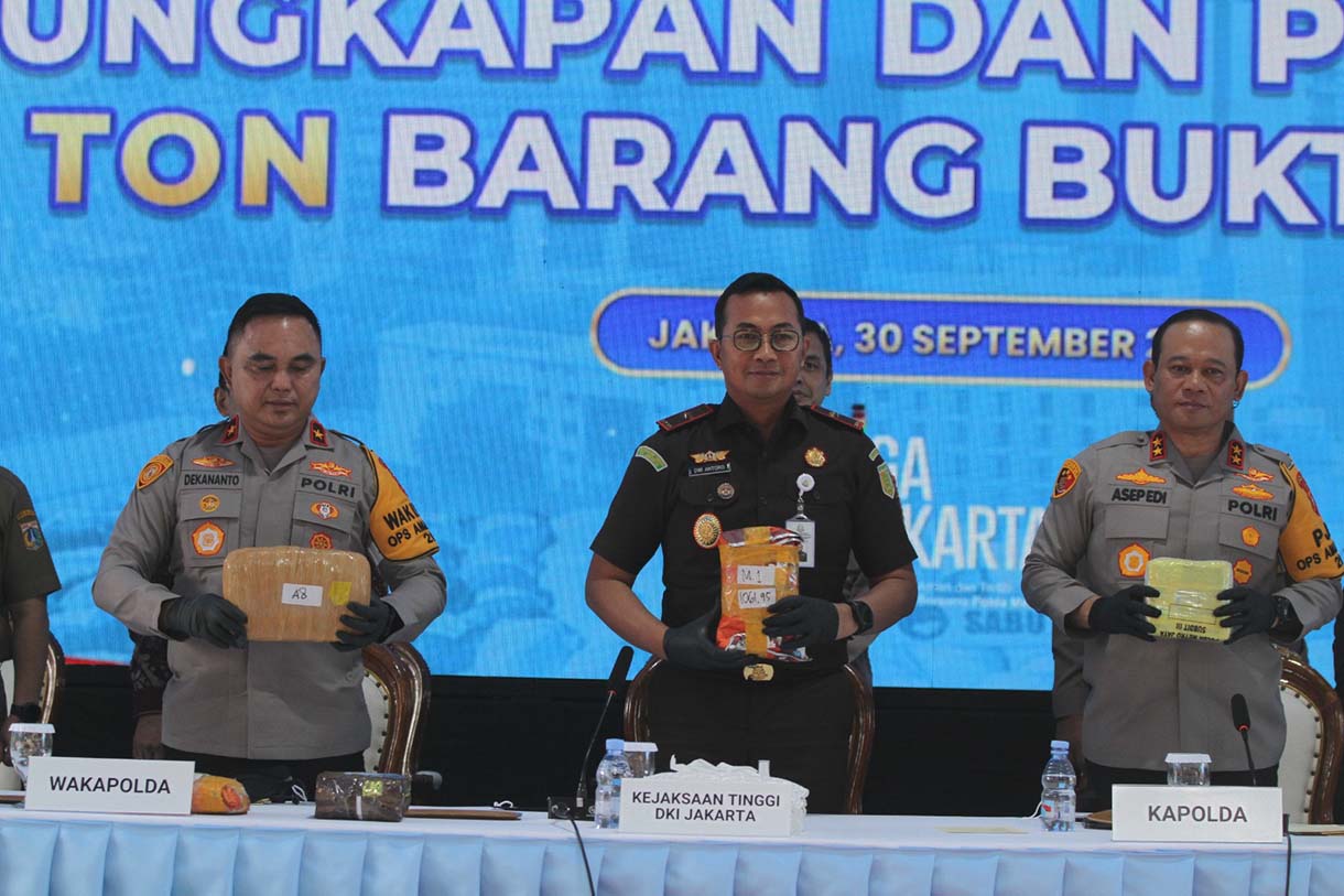 Sejumlah tersangka ditunjukkan petugas saat konferensi pers pengungkapan dan pemusnahan barang bukti narkoba periode Juli hingga September di Polda Metro Jaya, Jakarta, Selasa (30 September 2025).  (Beritanasional.com/Oke Atmaja)